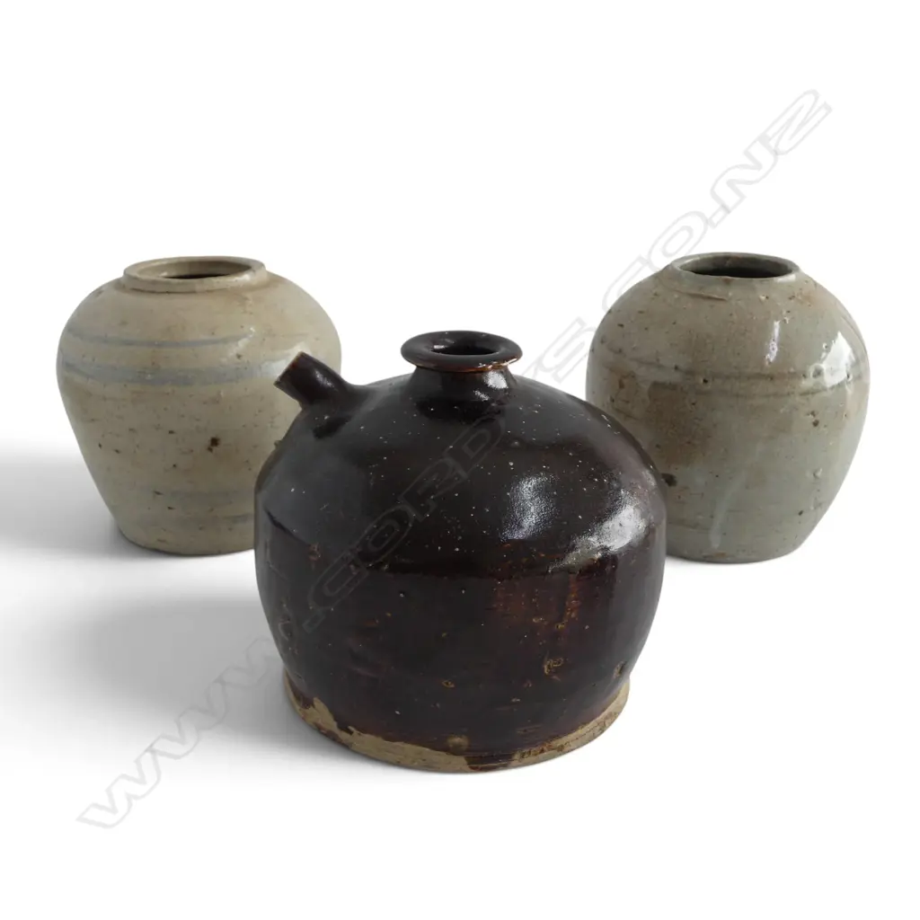 3 GOLDFIELDS CHINESE JARS, 2 GINGER JARS & SPOUTED JAR, H.125mm Image 1++