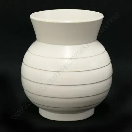 Crown Lynn Hand Potted small vase by Ernest Shufflebotham. Shape 24. Tiki stamp. H.125mm