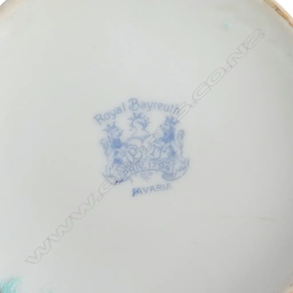 ROYAL BAYREUTH BABY BONNETS TRINKET BOX, H.87mm Image 1++