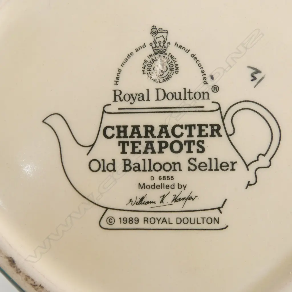 ROYAL DOULTON CHARACTER TEAPOT 'OLD BALLOON SELLER' H.170mm Image 1++
