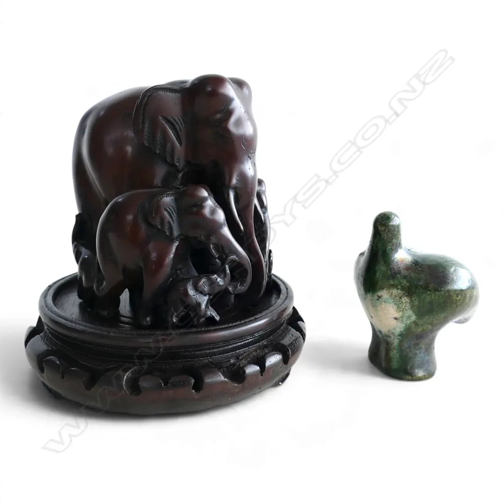 RESIN ELEPHANT ORNAMENT ON ORIENTAL STAND H.140mm + NGUNGURU POTTERY KERURU Image 1++