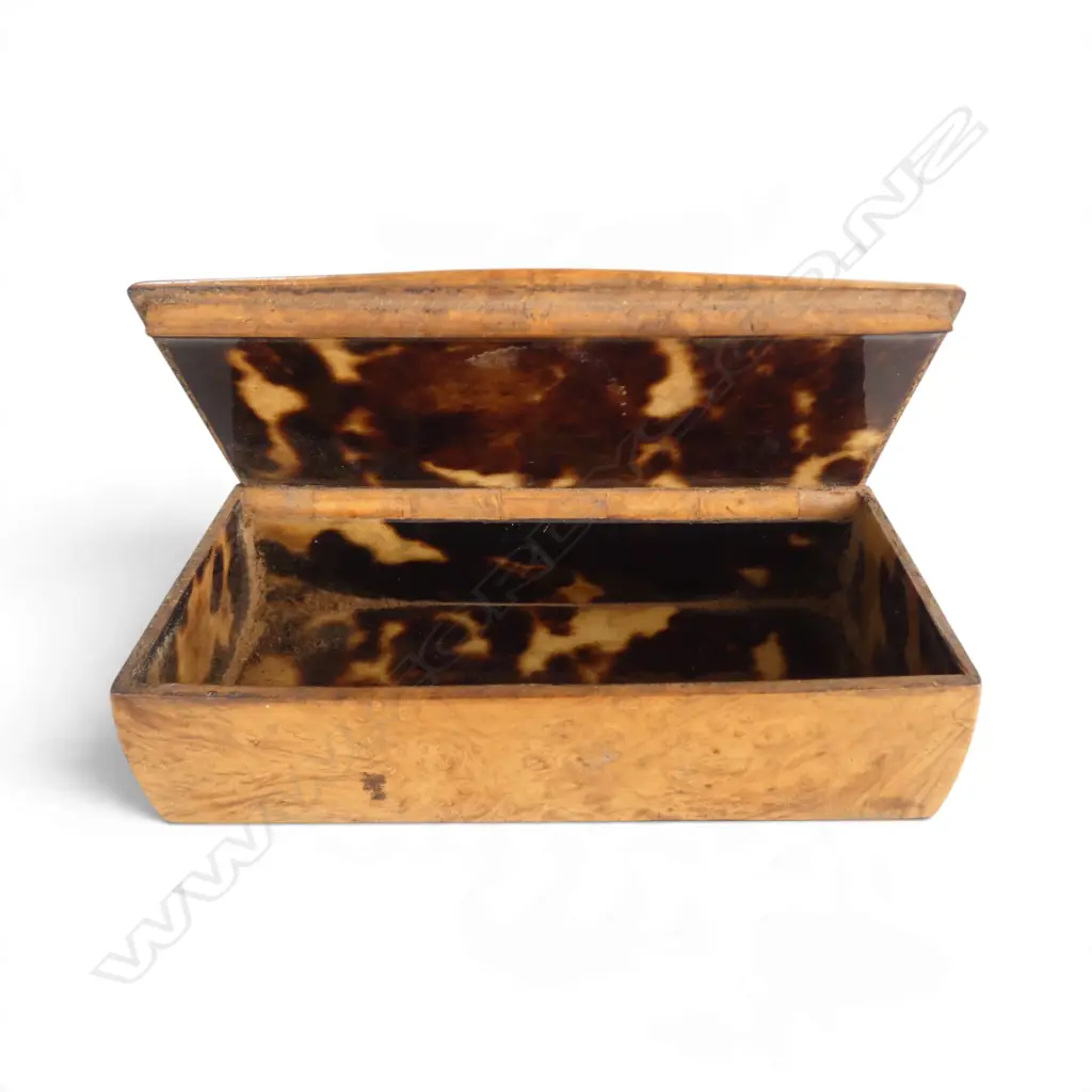 ANTIQUE TORTOISESHELL LINED MAPLE SNUFF BOX Image 1++