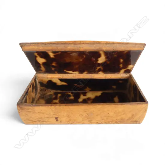ANTIQUE TORTOISESHELL LINED MAPLE SNUFF BOX