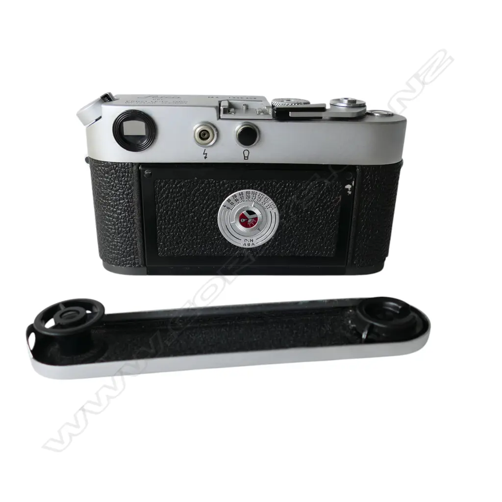 VINTAGE LEITZ LEICA M4 35mm rangefinder camera in leather case Image 1++