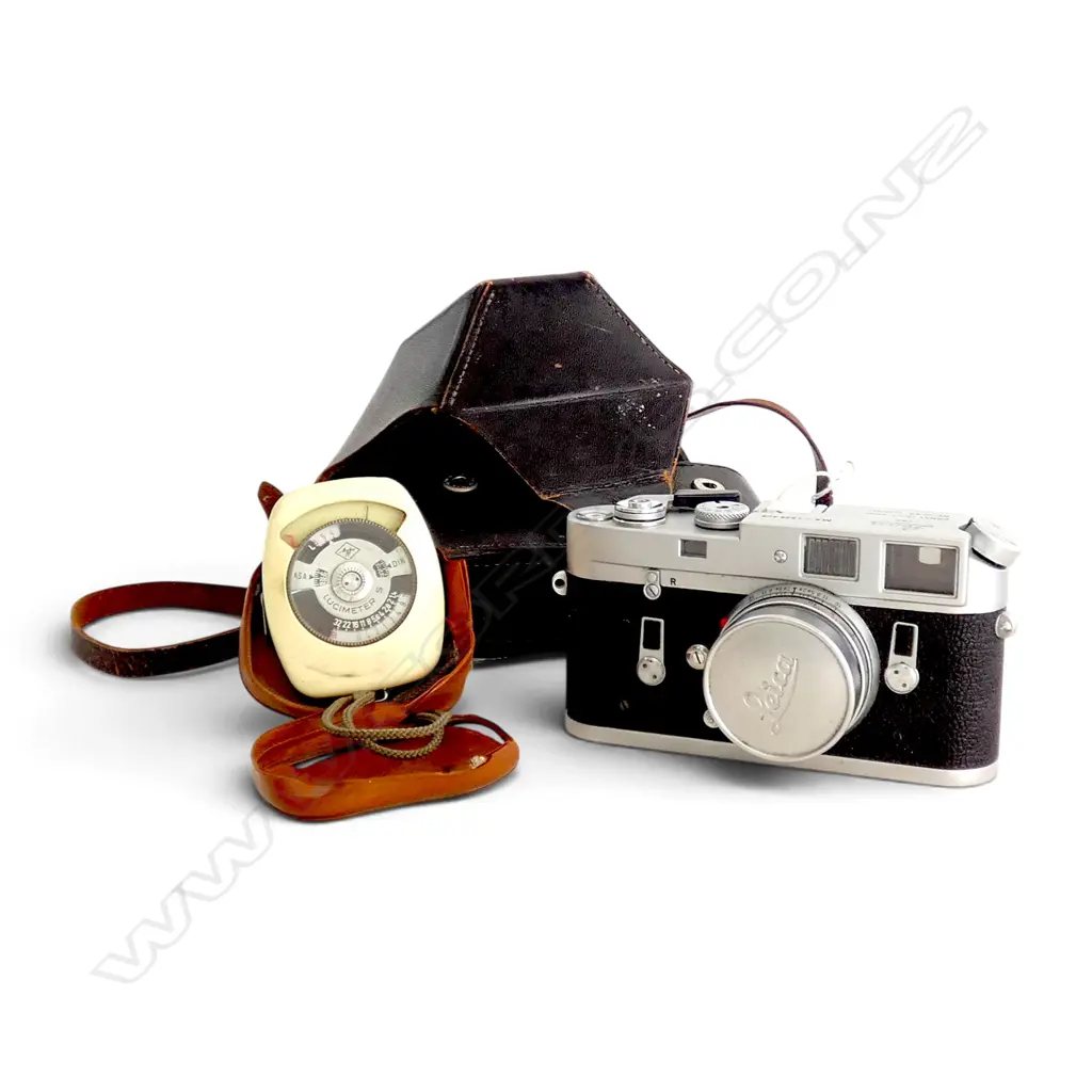 VINTAGE LEITZ LEICA M4 35mm rangefinder camera in leather case Image 1++
