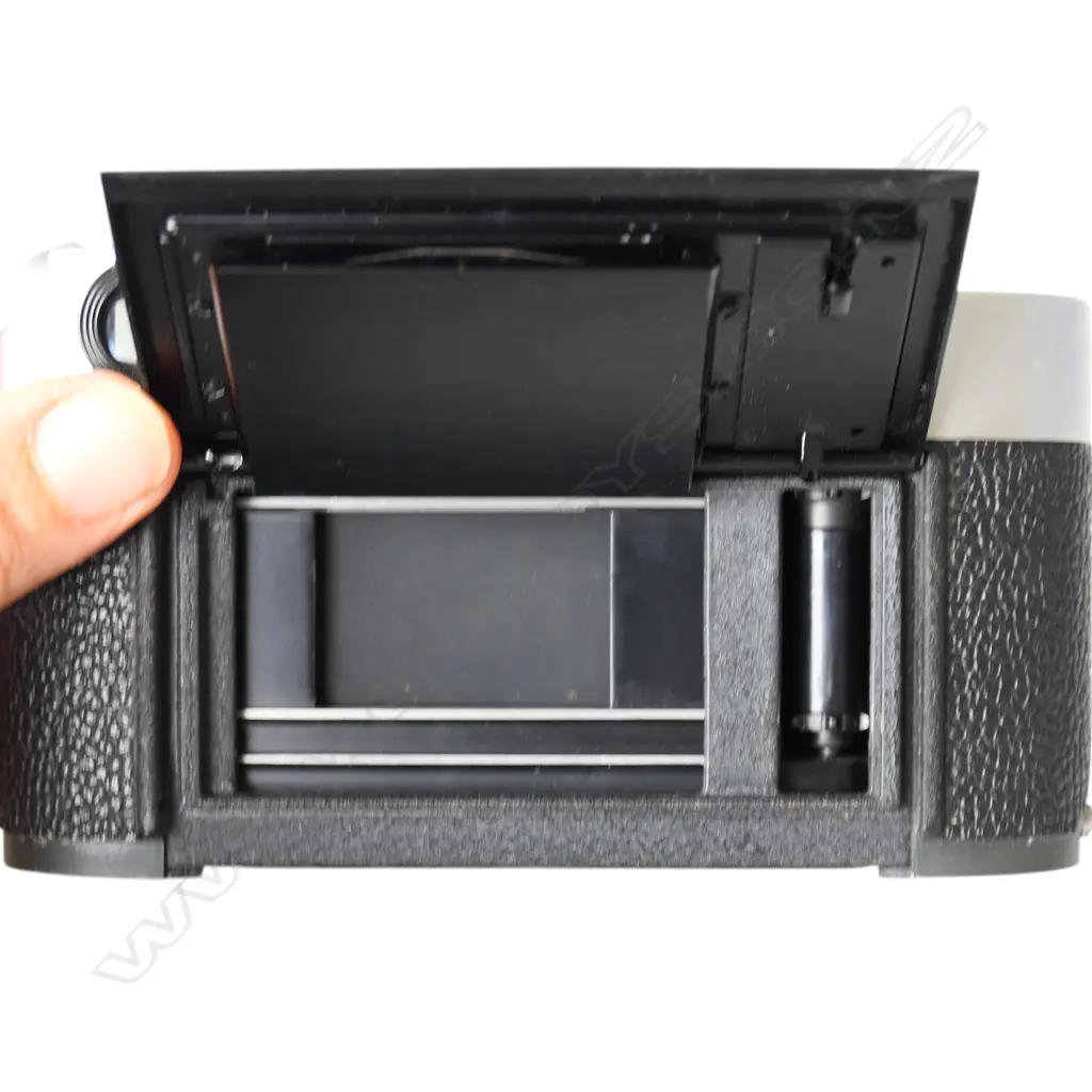 VINTAGE LEITZ LEICA M4 35mm rangefinder camera in leather case Image 1++