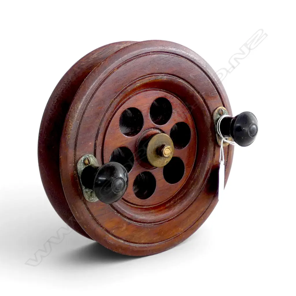 VINTAGE BRASS & WOOD LARGE SALMON REEL DIA200MM Image 1++