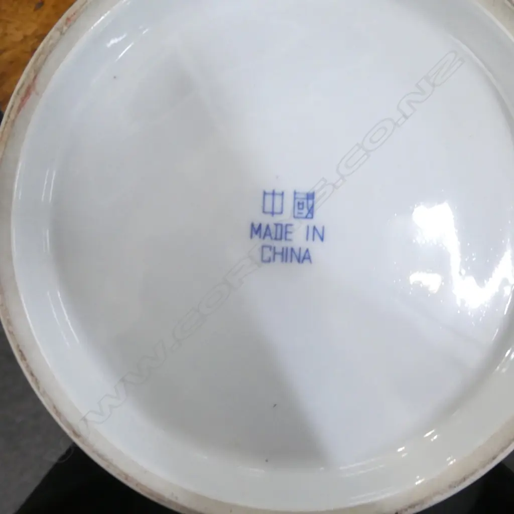 LG CHINESE B/W BOWL ON STAND H.235mm, 400mm dia Image 1++