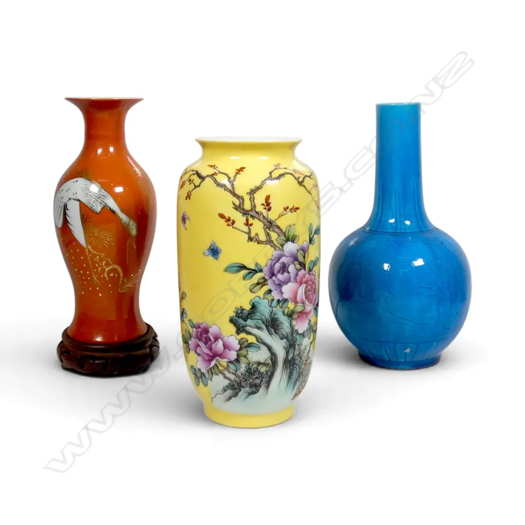 3 ORIENTAL VASES; BLUE, YELLOW & ORANGE (ON STAND) H.245mm Image 1++