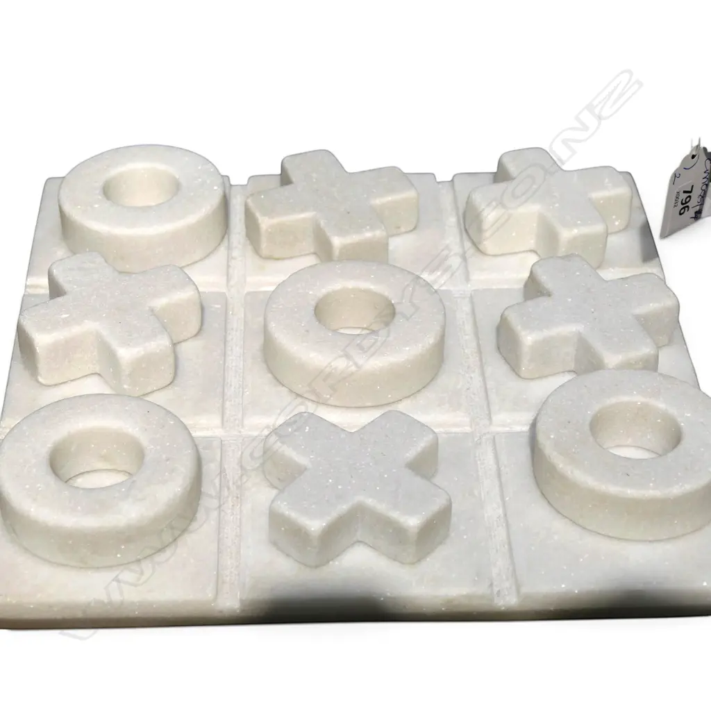 QUARTZ NOUGHTS AND CROSSES GAME 250x250mm + WHITE RESIN GORILLA LAMP H.175mm Image 1++