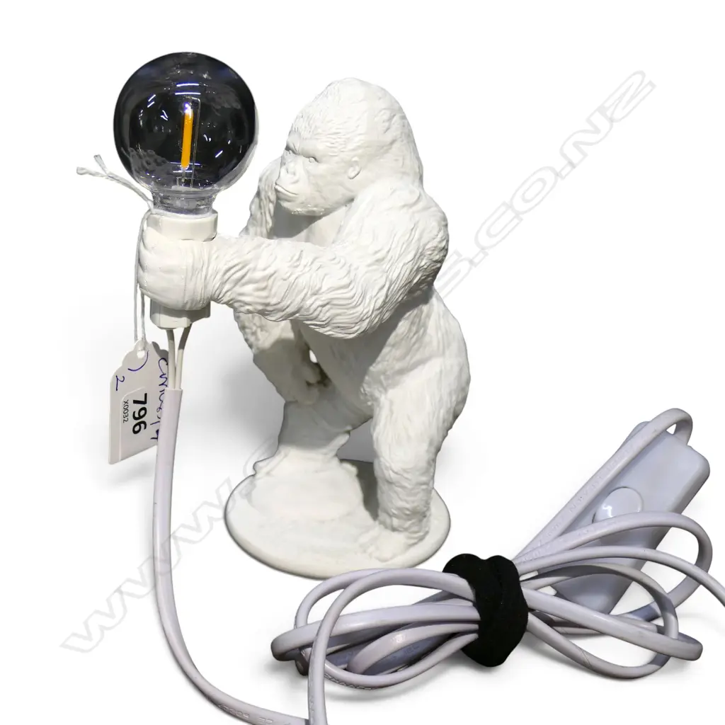 QUARTZ NOUGHTS AND CROSSES GAME 250x250mm + WHITE RESIN GORILLA LAMP H.175mm Image 1++