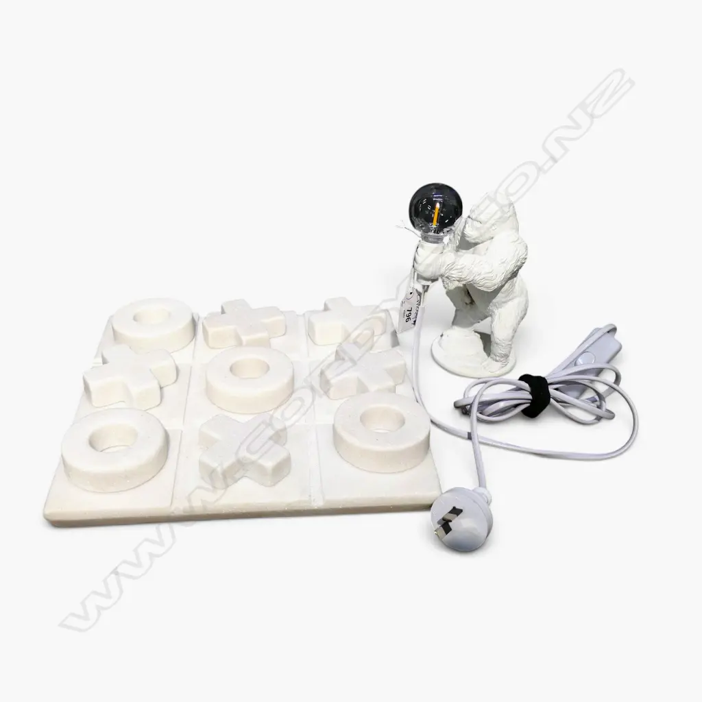 QUARTZ NOUGHTS AND CROSSES GAME 250x250mm + WHITE RESIN GORILLA LAMP H.175mm Image 1++