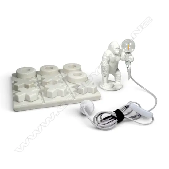 QUARTZ NOUGHTS AND CROSSES GAME 250x250mm + WHITE RESIN GORILLA LAMP H.175mm