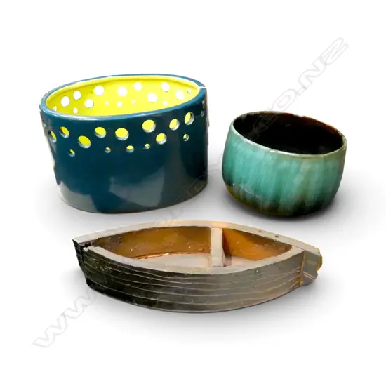 3 CERAMIC PCES; STUDIO POTTERY BOAT FORM W.360mm, BLUE MOUNTAIN? BOWL, CACHE POT