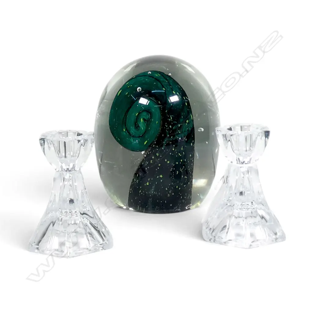 LYNDEN OVER ART GLASS KORU 'INTERVETS TAUPO 2004' H.140mm + PR MARQUIS BY WATERFORD CANDLESTICKS H.90mm Image 1++