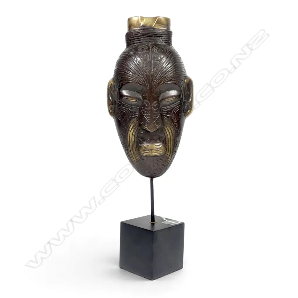 BRASS MAORI MASK on stand H.440mm Image 1++