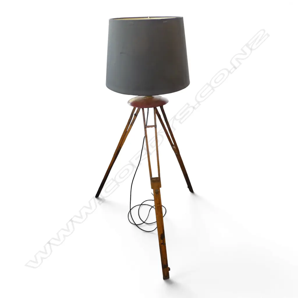 STANDARD LAMP w. TRIPOD BASE H.1360mm Image 1++