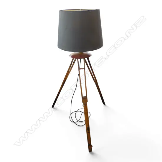 STANDARD LAMP w. TRIPOD BASE H.1360mm