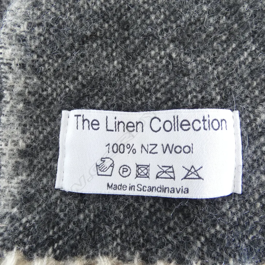 NZ WOOL THROW BLANKET WITH CATS, MADE IN SCANDINAVIA,1700 x 1250MM Image 1++