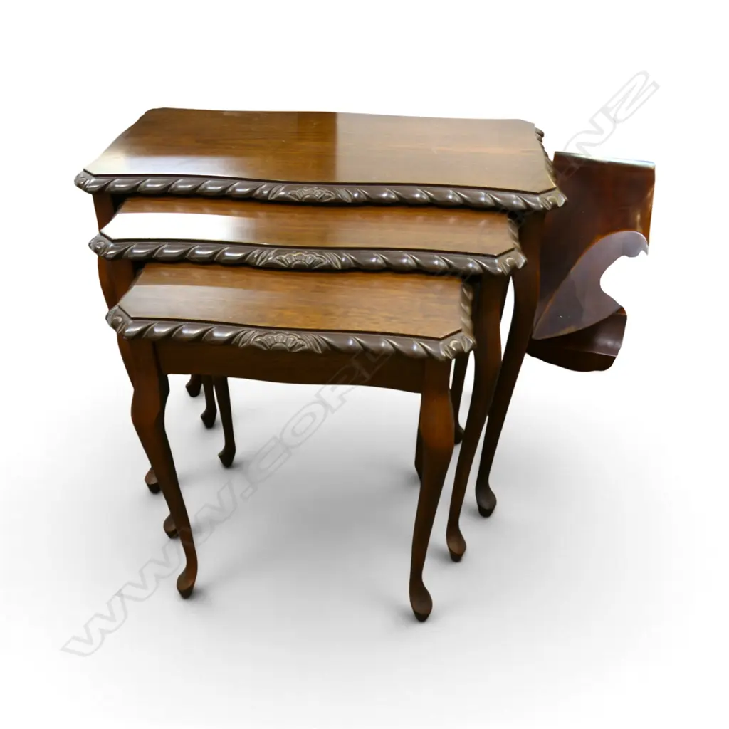MAHOGANY NEST OF 3 QUEEN ANNE TABLES Image 1++