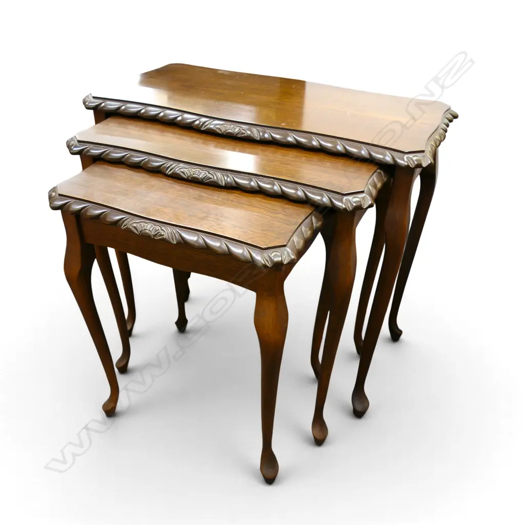MAHOGANY NEST OF 3 QUEEN ANNE TABLES Image 1++
