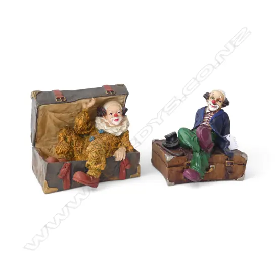 2 RESIN CLOWNS w. SUITCASES H.210mm