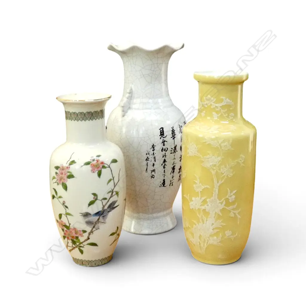 3 ORIENTAL VASES Image 1++
