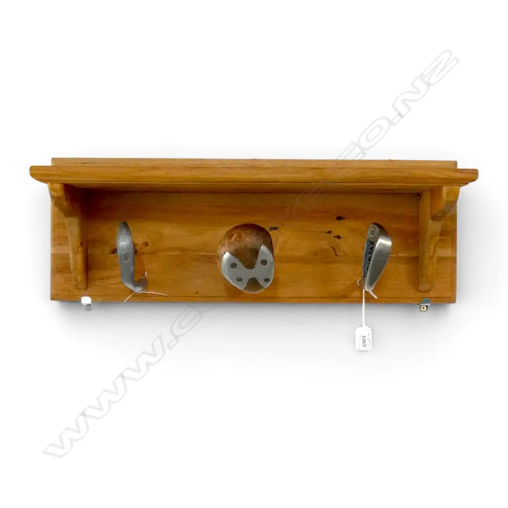 WOODEN SHELF w. 3 GOLF CLUB HOOKS W.590mm Image 1++