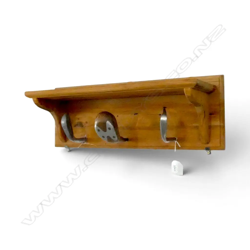 WOODEN SHELF w. 3 GOLF CLUB HOOKS W.590mm Image 1++