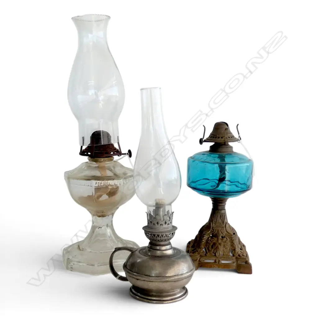 THREE VINTAGE KEROSENE LAMPS (ONE WITH MISSING FUNNELL) - 460MM (H) (LARGEST) Image 1++