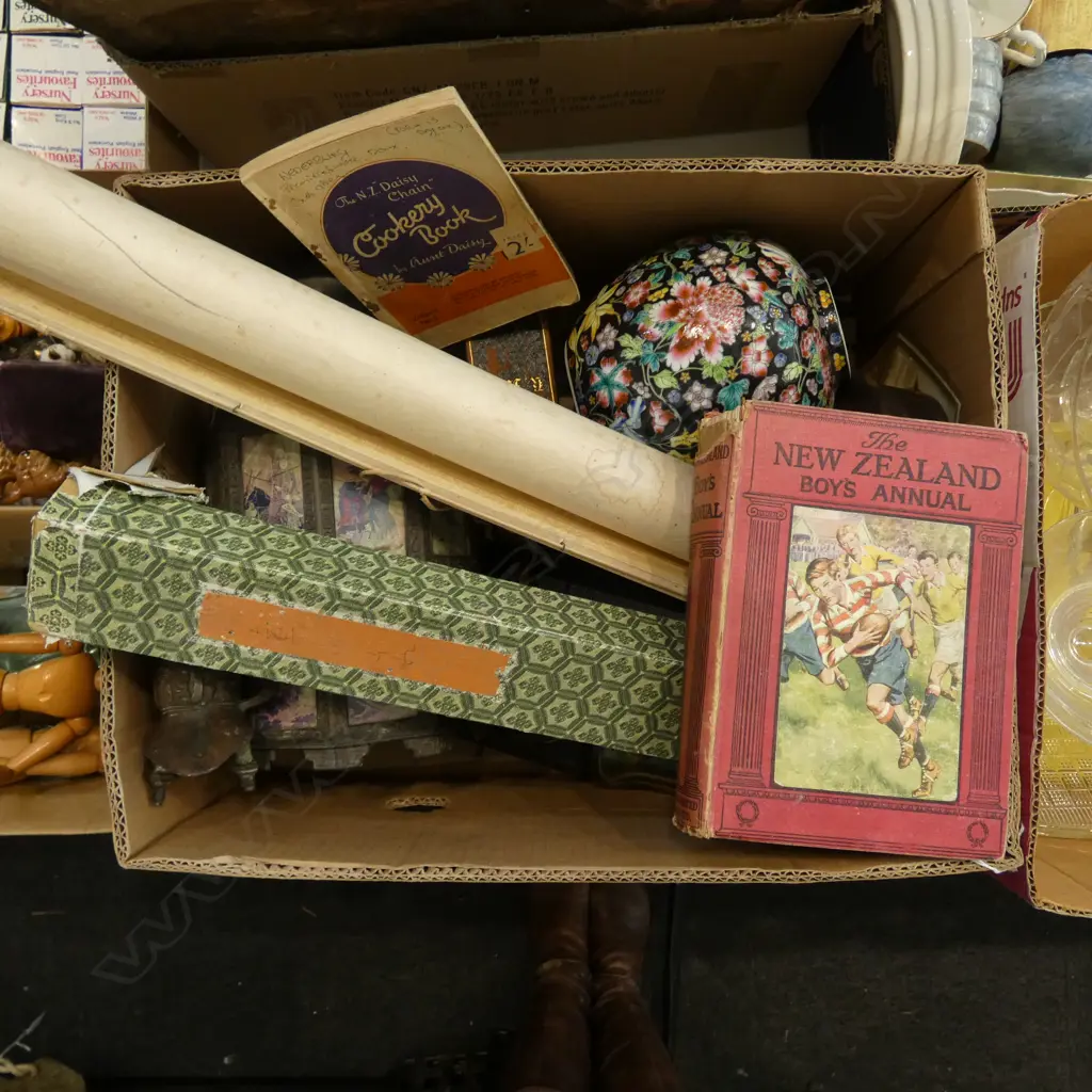 2 ORIENTAL SCROLLS, LIDDED VASE ETC Image 1++