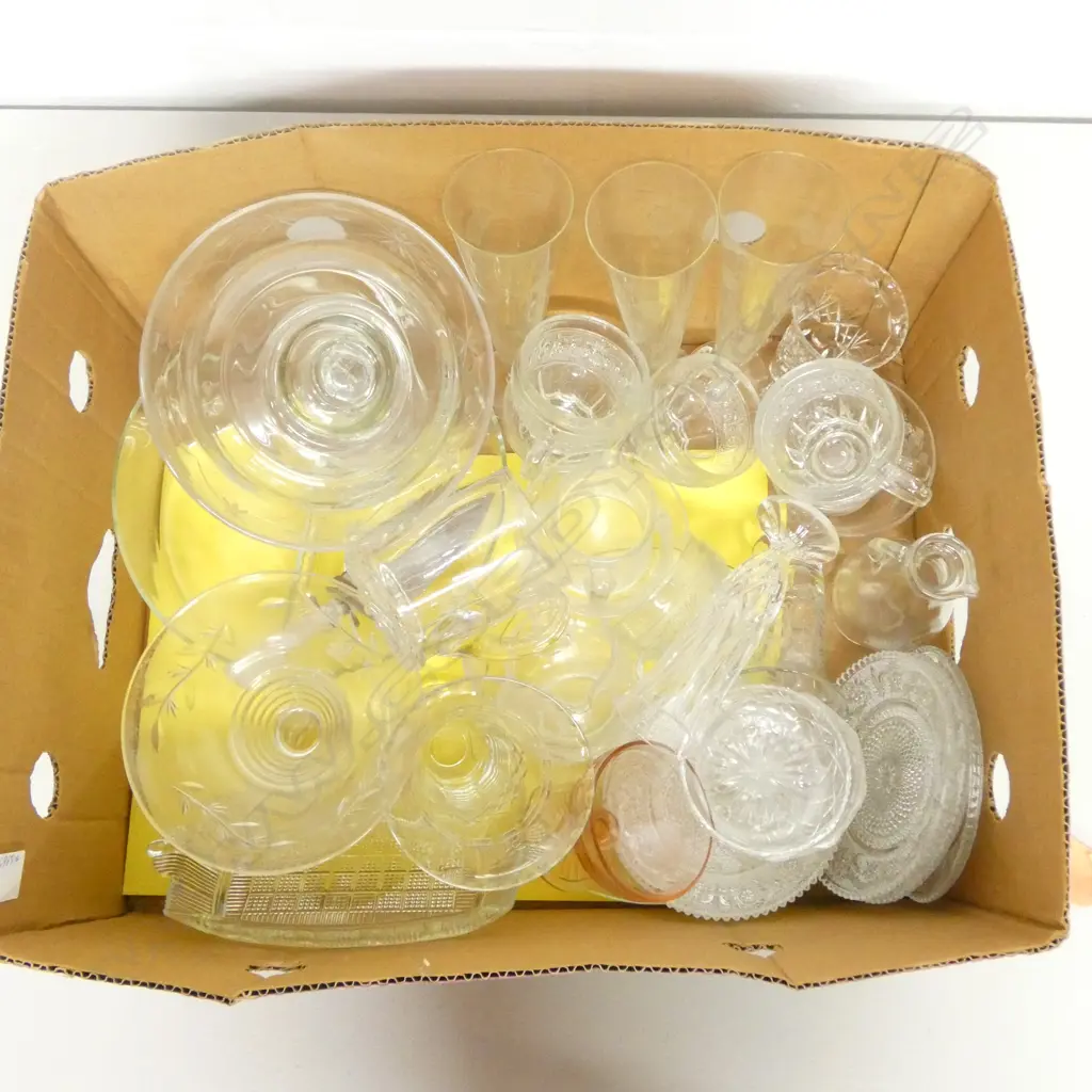 BOX OF ASST. GLASS & CRYSTAL Image 1++