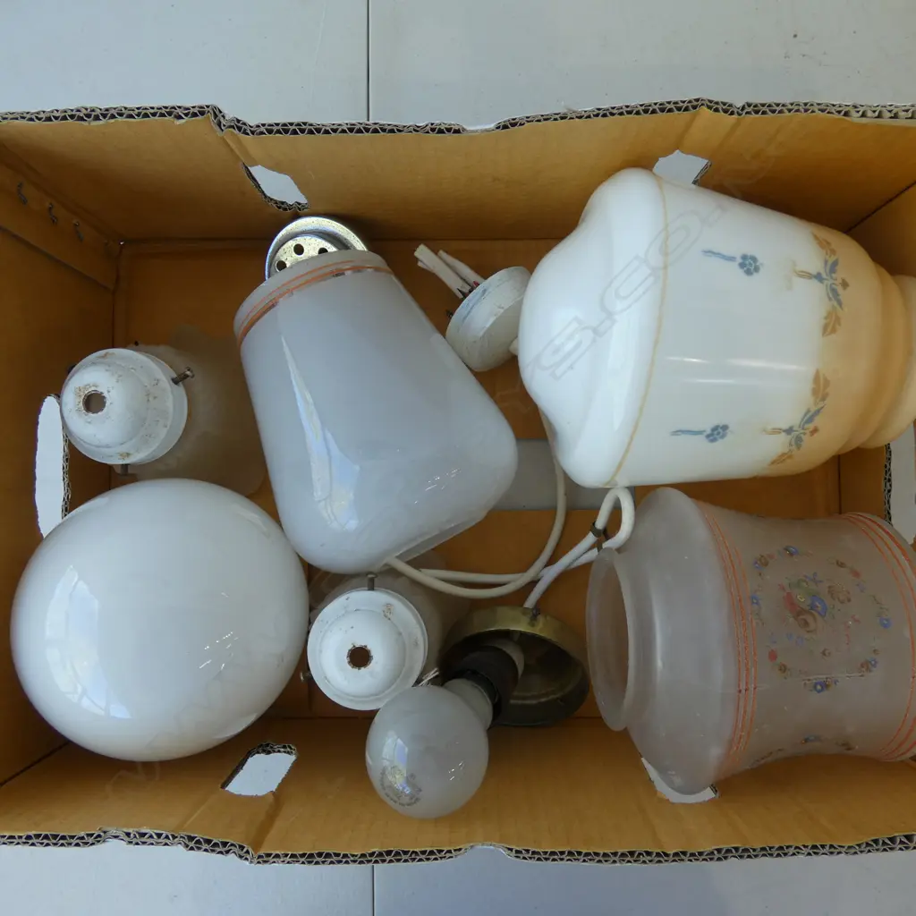 BOX OF VINTAGE LIGHT FITTINGS Image 1++