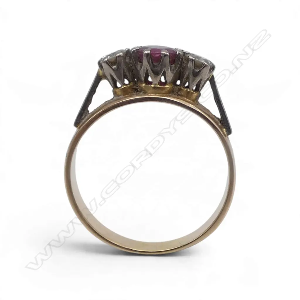 18ct GOLD RUBY & DIAMOND RING, faceted ruby flanked by two diamonds, 4.23gms SIZE O Image 1++