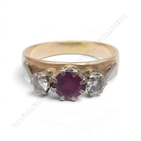18ct GOLD RUBY & DIAMOND RING, faceted ruby flanked by two diamonds, 4.23gms SIZE O