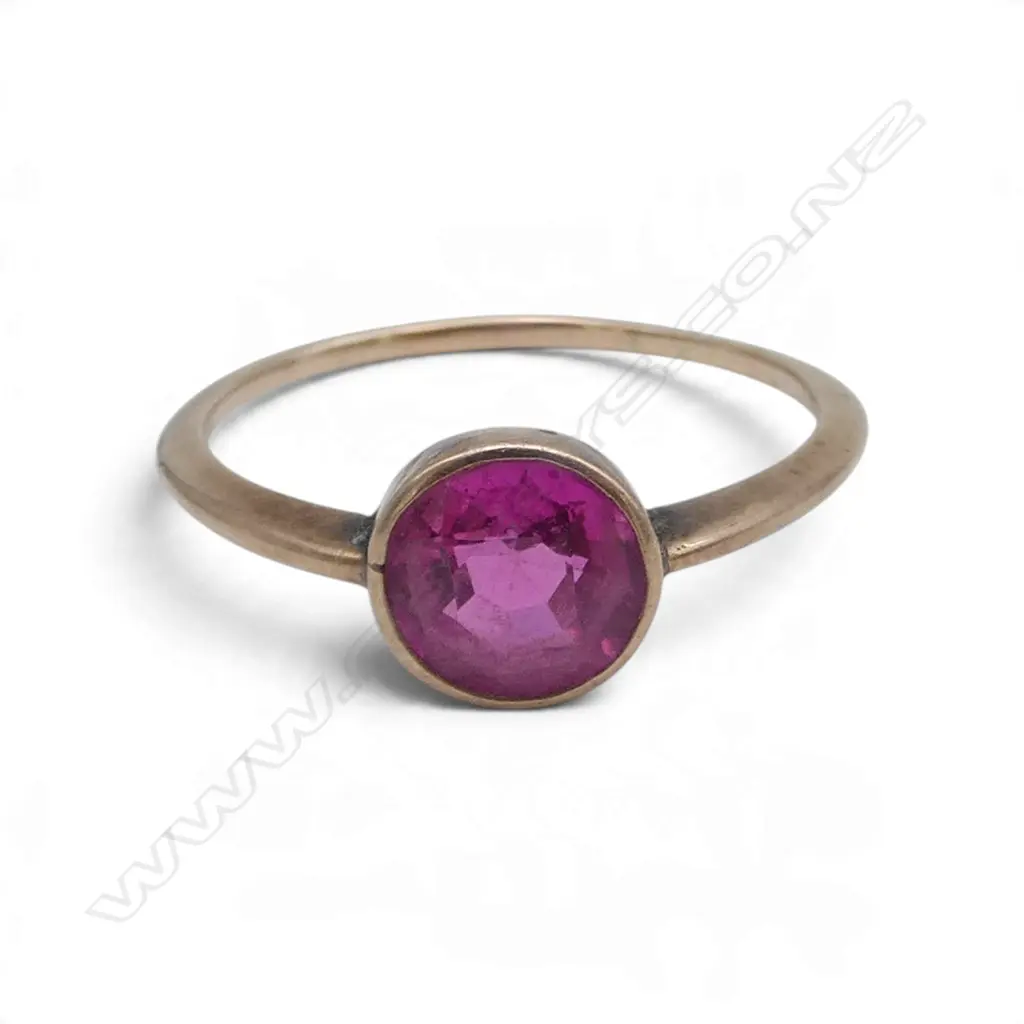 9ct GOLD SYN PINK FACETED GEMSTONE SOLITAIRE RING 1.67gms  (unmarked testing 9ct) SIZE O Image 1++
