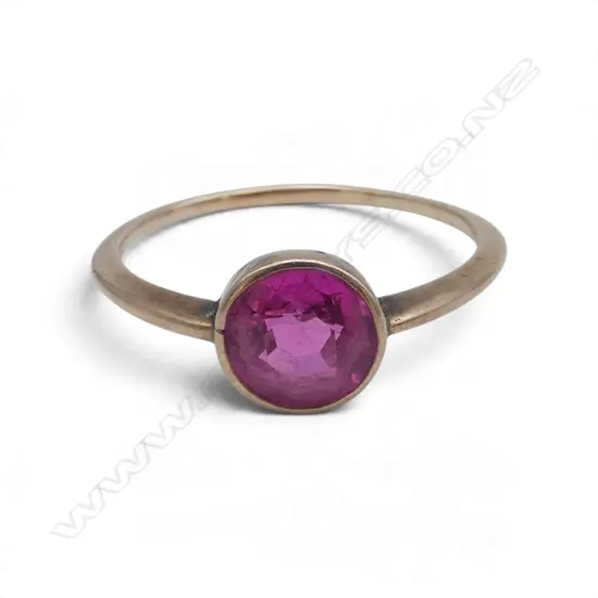 9ct GOLD SYN PINK FACETED GEMSTONE SOLITAIRE RING 1.67gms  (unmarked testing 9ct) SIZE O