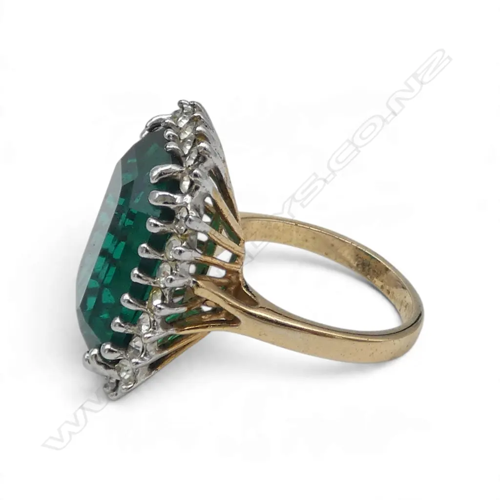GOLD PLATE FAUX EMERALD & WHITE STONE LGE  DRESS RING SIZE L Image 1++