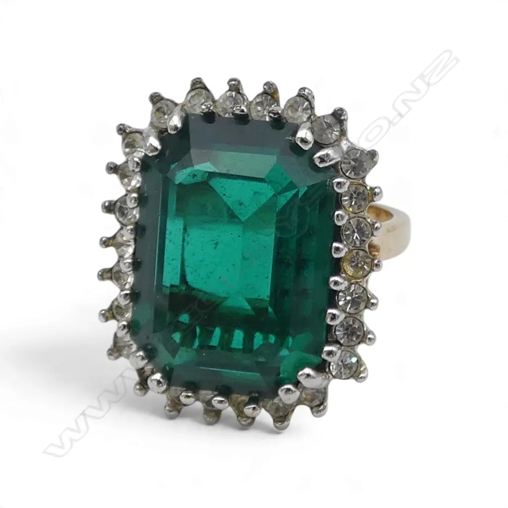 GOLD PLATE FAUX EMERALD & WHITE STONE LGE  DRESS RING SIZE L Image 1++