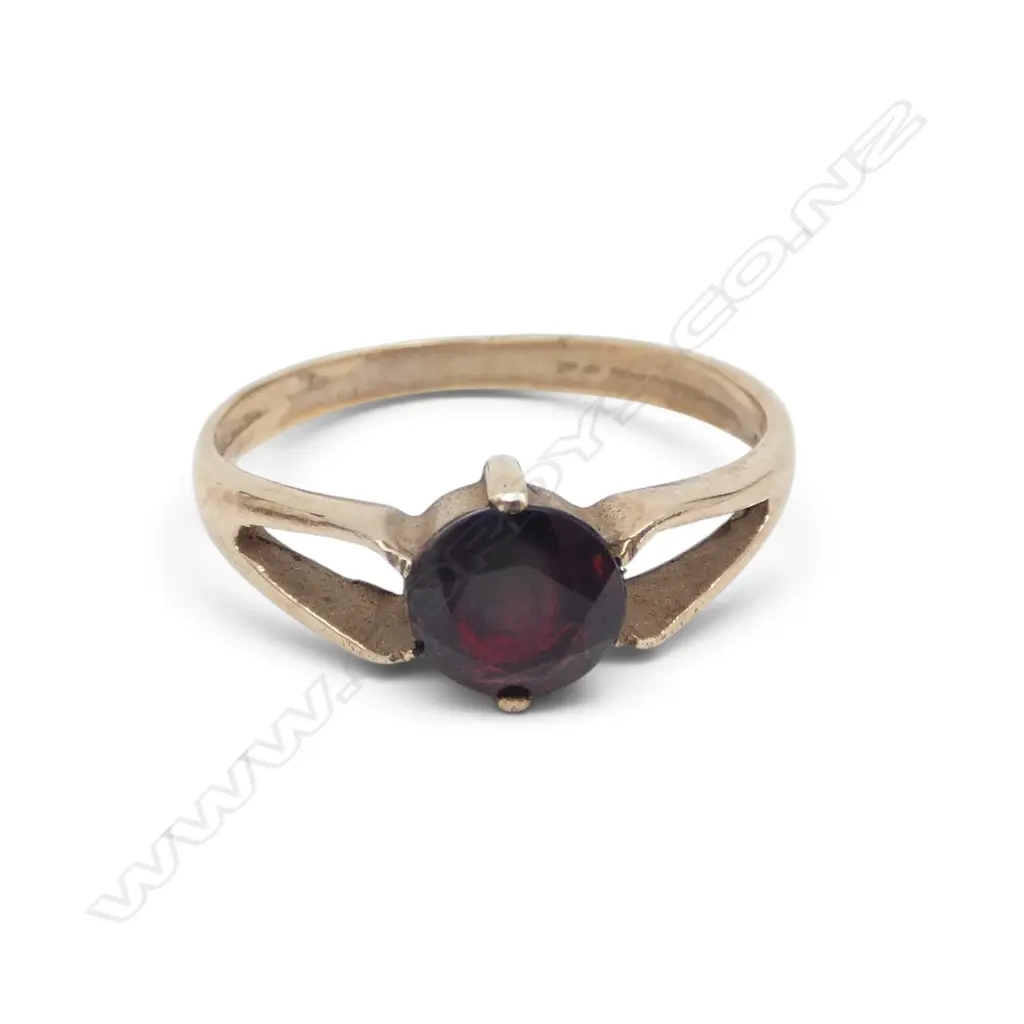 9ct GOLD & GARNET RING 1.80gms SIZE N1/2 Image 1++