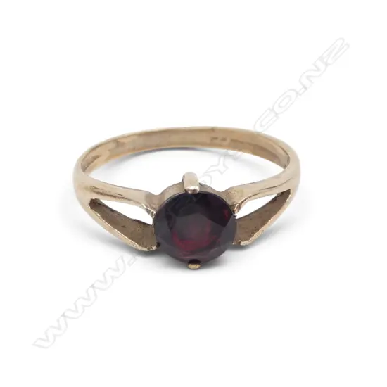 9ct GOLD & GARNET RING 1.80gms SIZE N1/2