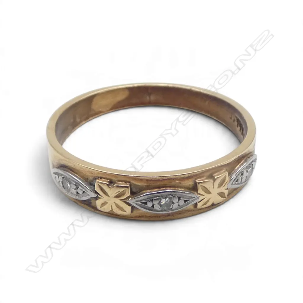 18ct GOLD & SMALL DIAMOND BAND RING 2.47gms  Image 1++