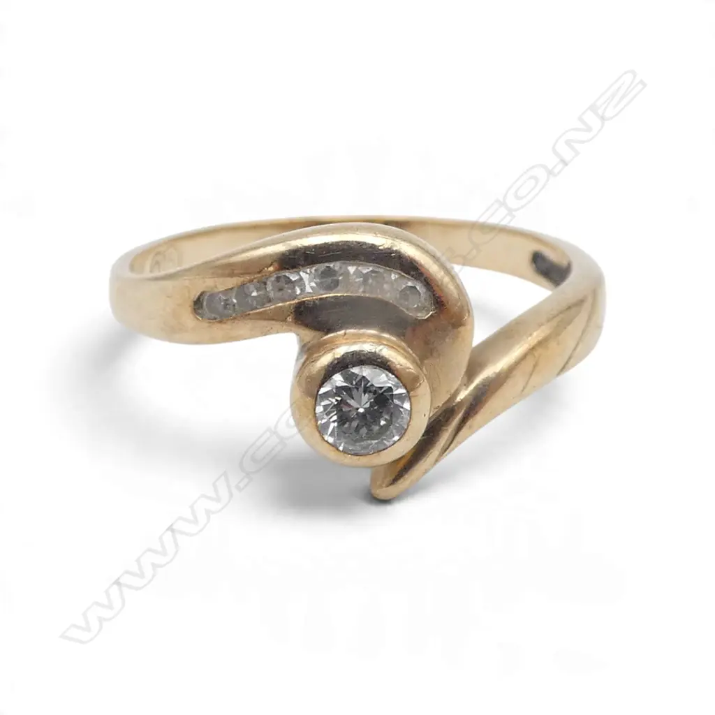 9CT GOLD AND DIAMOND RING 2gms SIZE K Image 1++