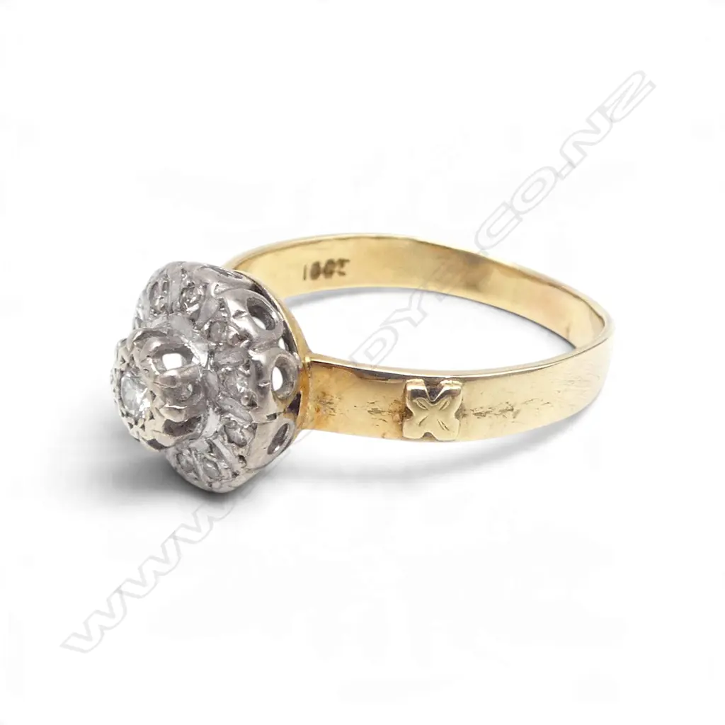 ESTATE 18CT GOLD AND DIAMOND  CLUSTER RING 4gms SIZE S Image 1++