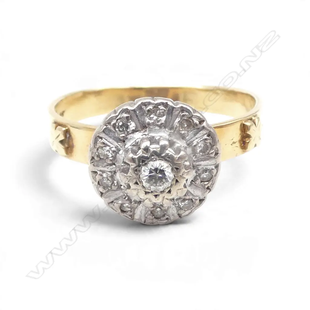 ESTATE 18CT GOLD AND DIAMOND  CLUSTER RING 4gms SIZE S Image 1++