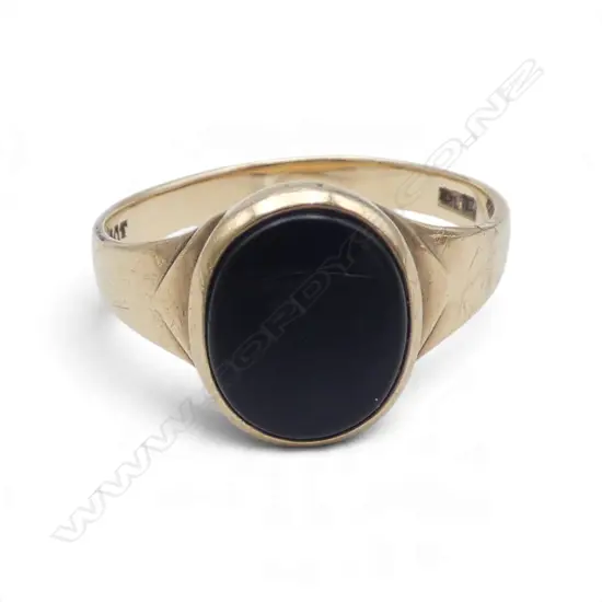 9CT AND ONYX RING 4.03gms SIZE V