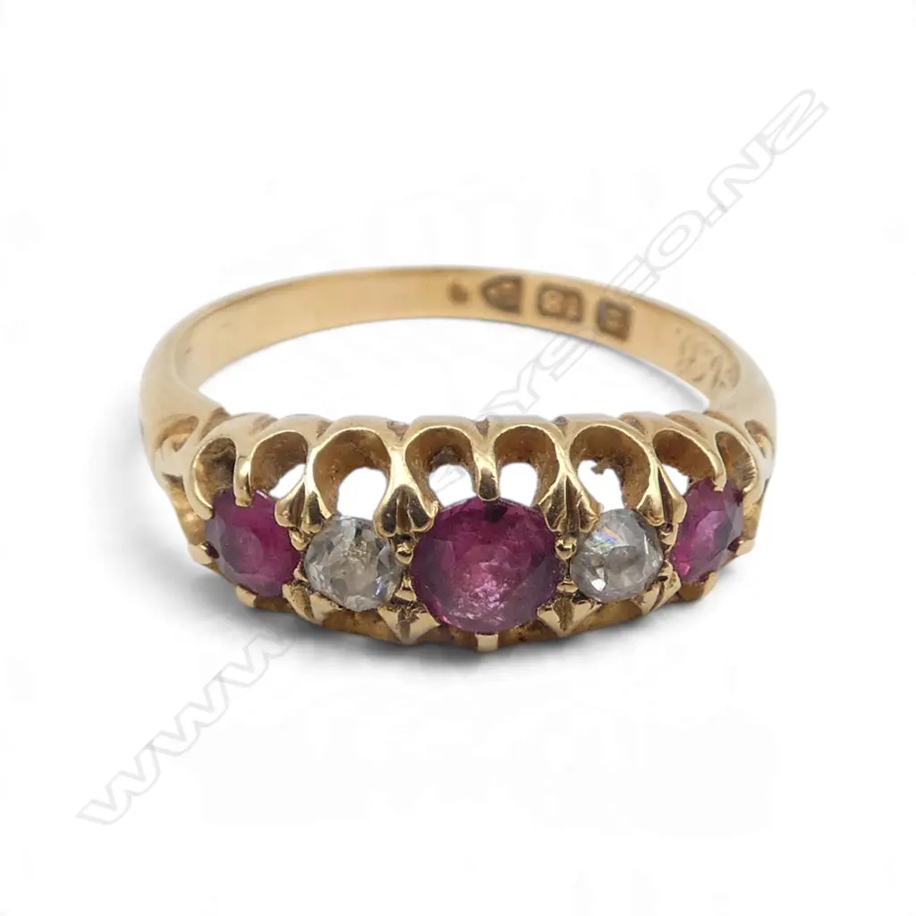 18ct GOLD VINTAGE DIAMOND & 3 STONE RUBY ESTATE RING 3.07gms SIZE L Image 1++