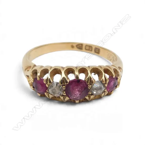18ct GOLD VINTAGE DIAMOND & 3 STONE RUBY ESTATE RING 3.07gms SIZE L
