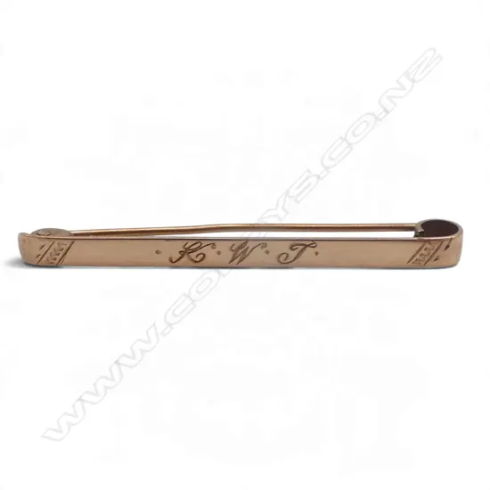 9ct GOLD BAR BROOCH w. initials KWJ, plated pin, total 1.49gms, L.45mm