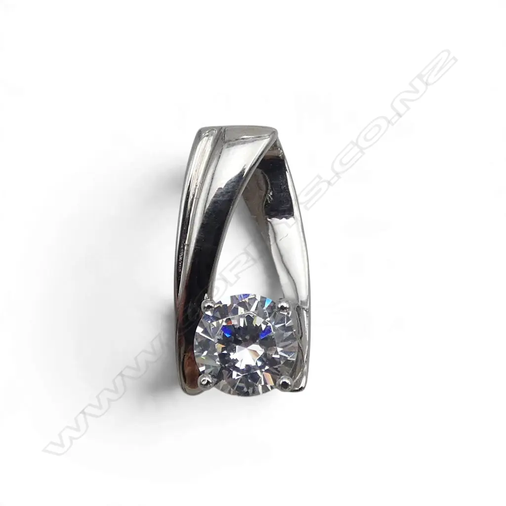 14ct WHITE GOLD FAUX DIAMOND PENDANT, 1.59gm Image 1++